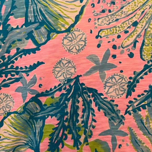 Lilly Pulitzer Pink Tropical V-Neck Tee with Blue & Green Sea Print EUC Size M - Picture 7 of 8